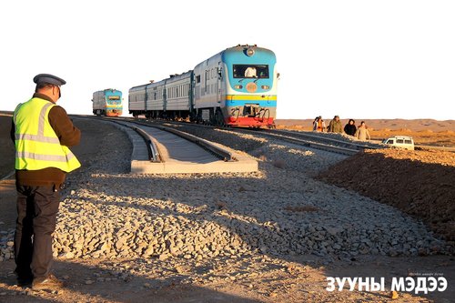 Монголчууд найман сарын хугацаанд 226.9 км төмөр зам барилаа